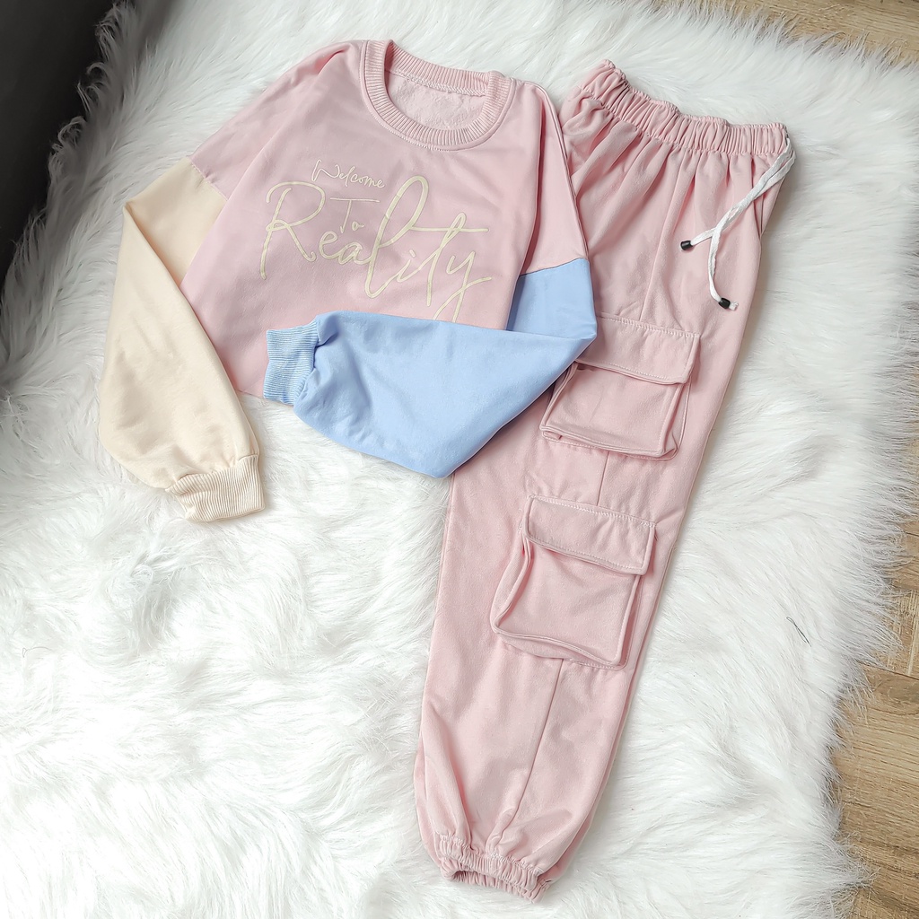 One Sett Reality Sweater Crop &amp; Jogger Gamblok Cargo Wanita Terbaru Setelan Olah Raga Keren Sporty Sett