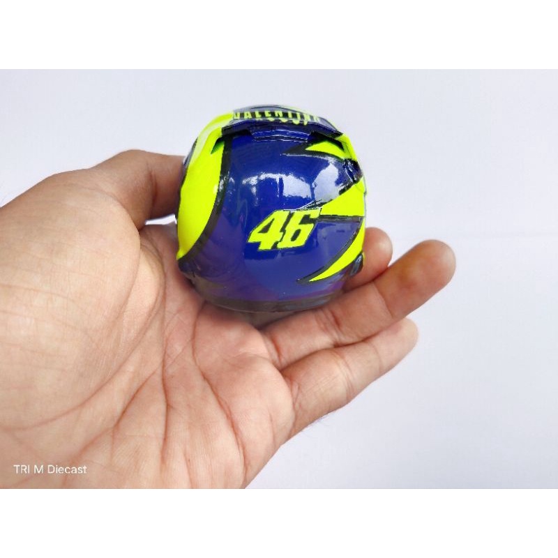 Miniatur helm Valentino Rossi Gulf 12 Hours skala 1:5