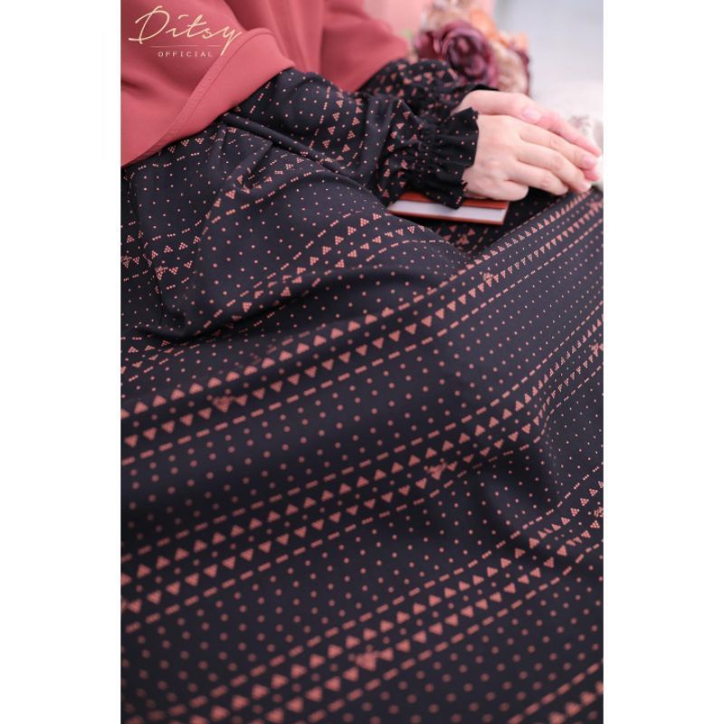 SYERA BLACK SIZE S DITSY JANUARI 2023