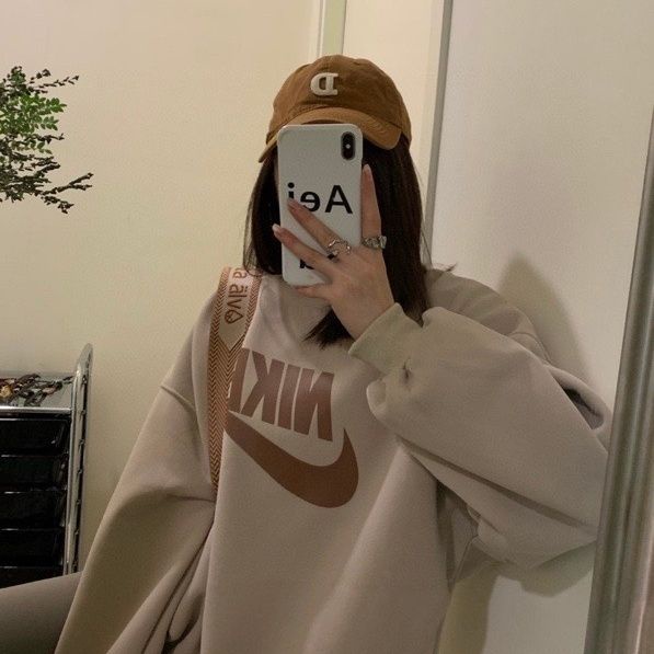 ◇❉INS super hot jaring merah gaya yang sama tipis sweater leher bulat perempuan surat liar beludru sweater longgar hangat musim gugur dan musim dingin