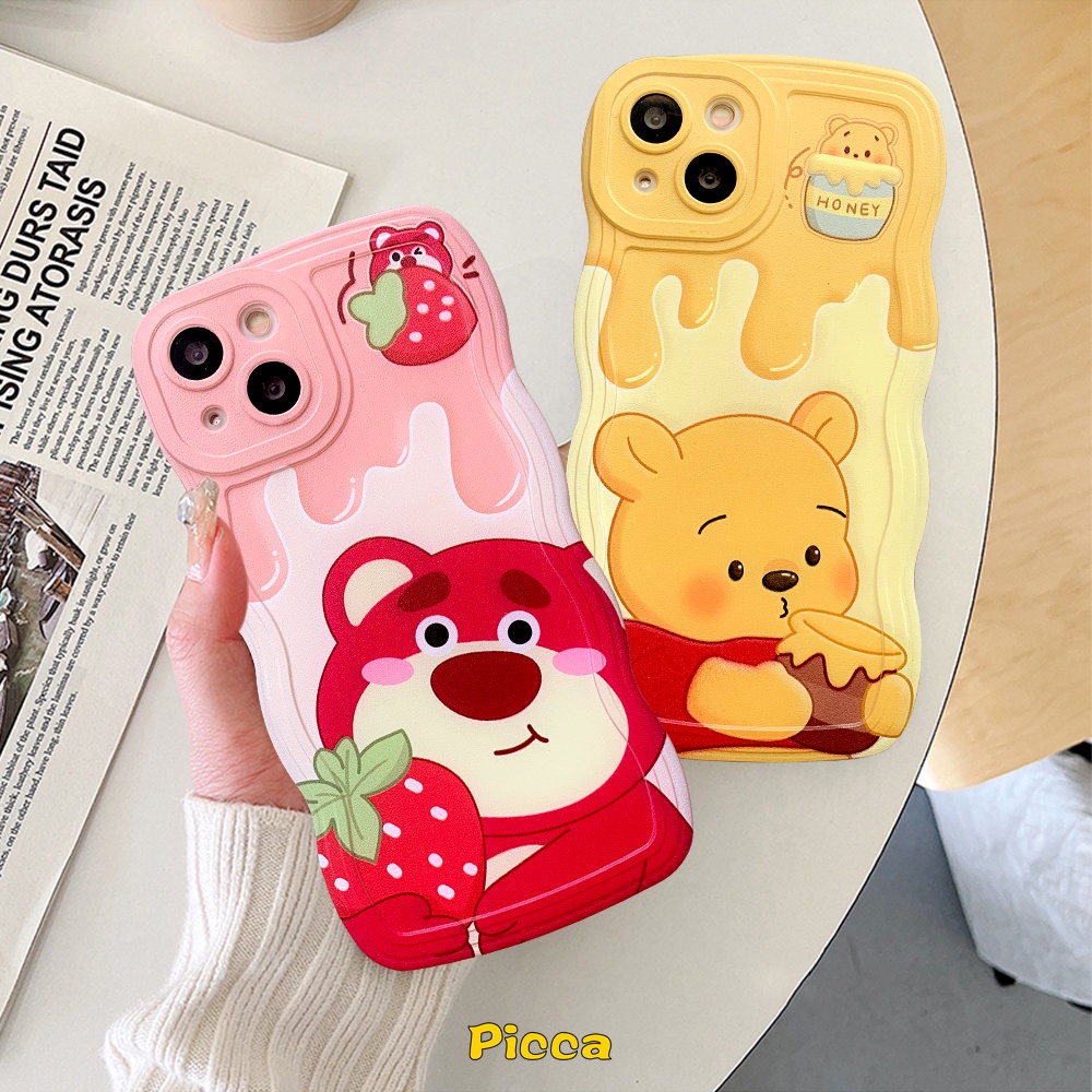 IPHONE Kartun Lucu Winnie the Pooh Strawberry Bear Lotos Couple Phone Case Kompatibel Untuk Iphone11 14 13 12 Pro Max 6 6s 14 8 7 Plus X XS Max XR SE 2020 Wavy Edge Soft Tpu Back Cover