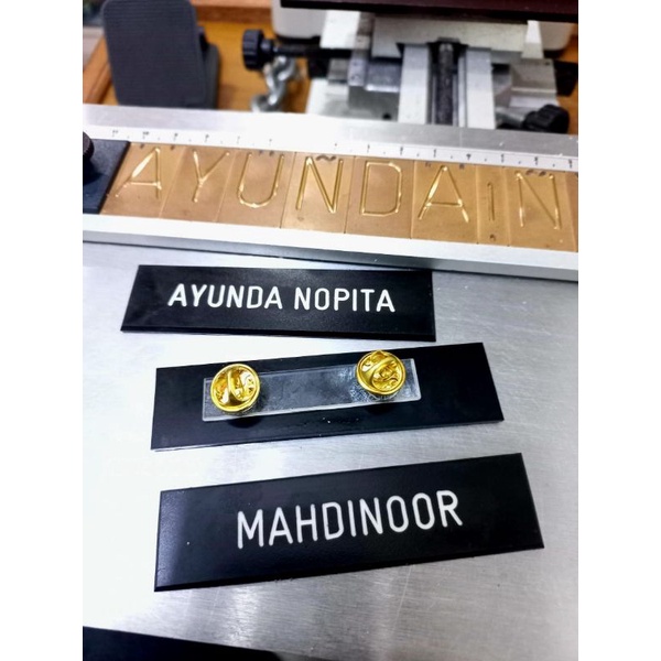 

name tag/ nama dada gravo doft bahan achrilik magnet,peniti,paku