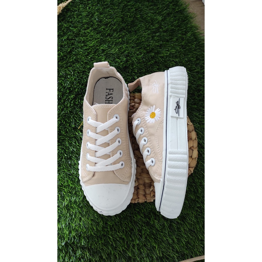 Sepatu Sneakers Wanita Kets Bertali Daisy Bordir Import PTK004