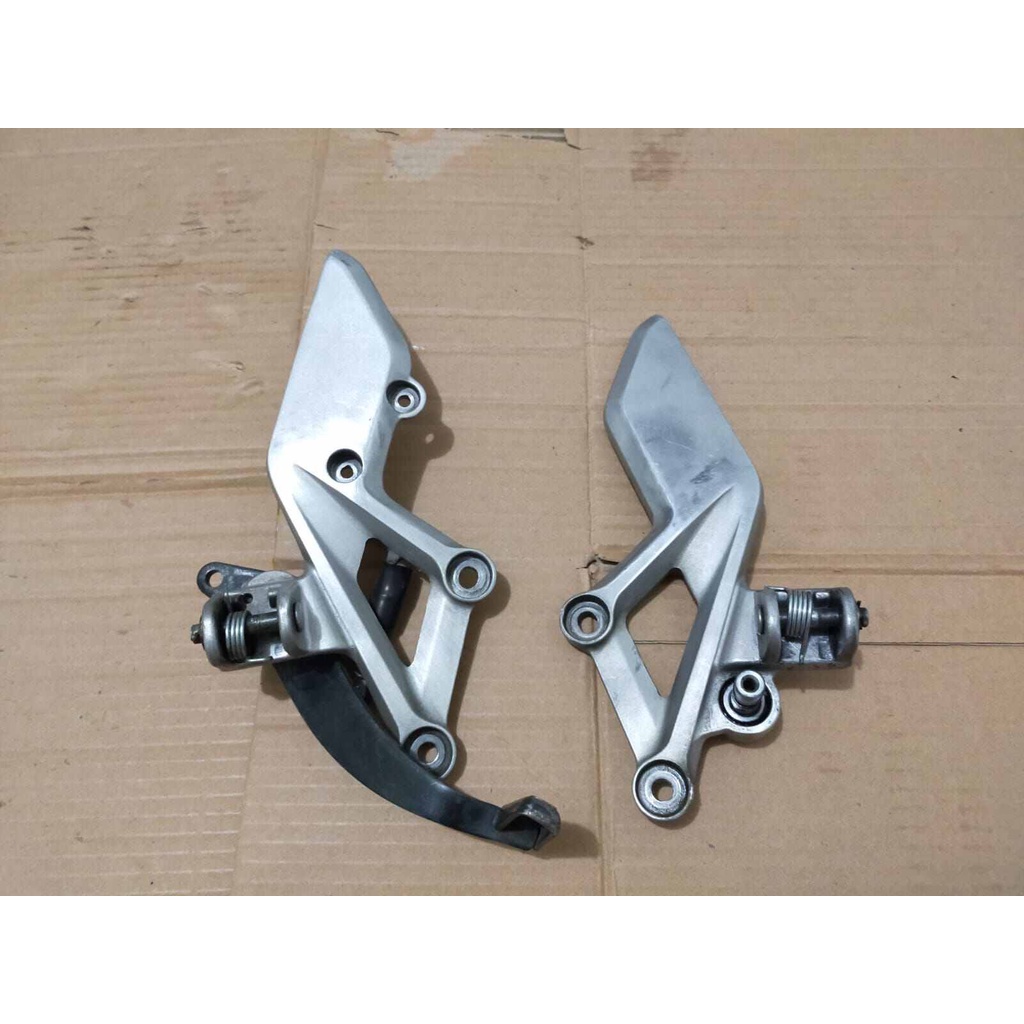 Footstep Foot step pijakan kaki depan Honda CBR150R Fi Non LED Original Copotan K45