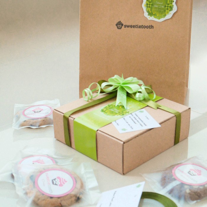 

Terlaris ✨ - Hampers Gift Ucapan Selamat Idul Fitri Lebaran - Soft Baked Cookies - Paket Chocolate, Hijau Fitri 2.1.23