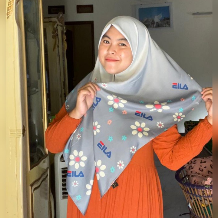 JILBAB SEGI EMPAT MOTIF EILA BY RAINBOW SQUARE SUTRA SATIN ADEEVHA SCARF SEGIEMPAT WARNA SERI HARGA GROSIR