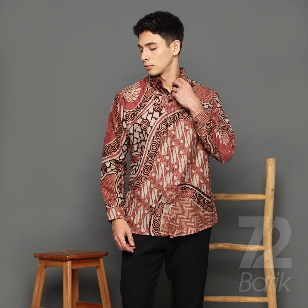 KEMEJA BATIK PRIA LENGAN PANJANG Kemeja Dobby Slimfit Motif Parang Roll Warna Dusty Pink Maroon 723151 Cap 72 - Baju Kemeja Atasan Pakaian Setelan Batik Pria Cowok Laki Laki Remaja Keluarga Kantor Lengan Panjang Modern Slimfit Slim Fit Premium Kekinian