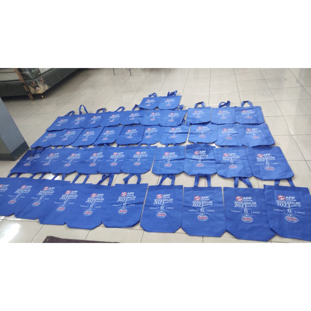 

Tas Spunbond Sablon Custom Bebas (Minimal order 30 pcs)