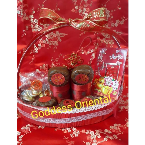 

Kue Keranjang Imlek Gift Hamper Keranjang Cina Traditional Chinese Basket Hiasan Gantungan +Coklat Yuan Bao Yenpao + Free Angpao Gift Hamper