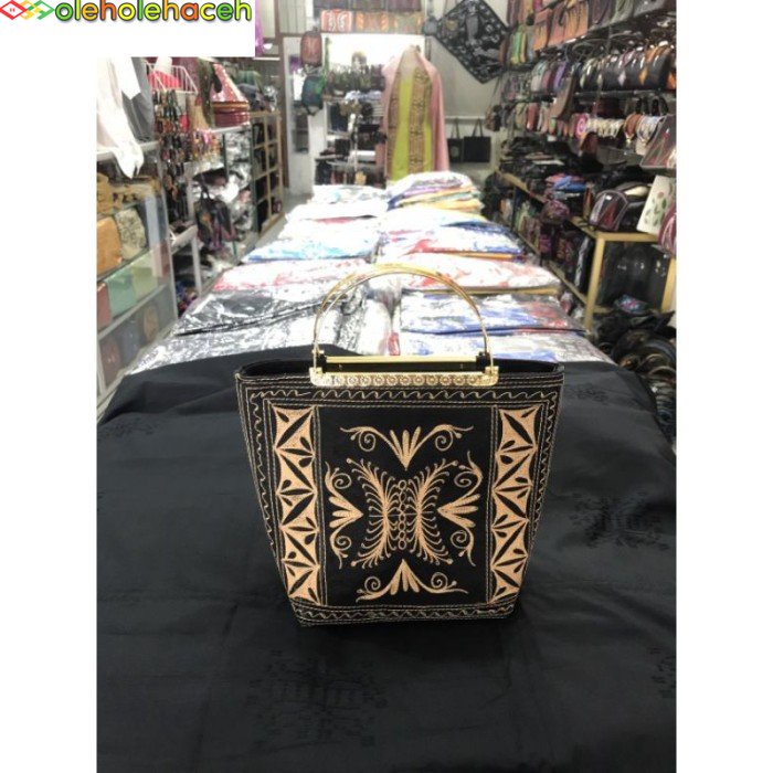 

Tas tenteng gagang besi motif khas Aceh