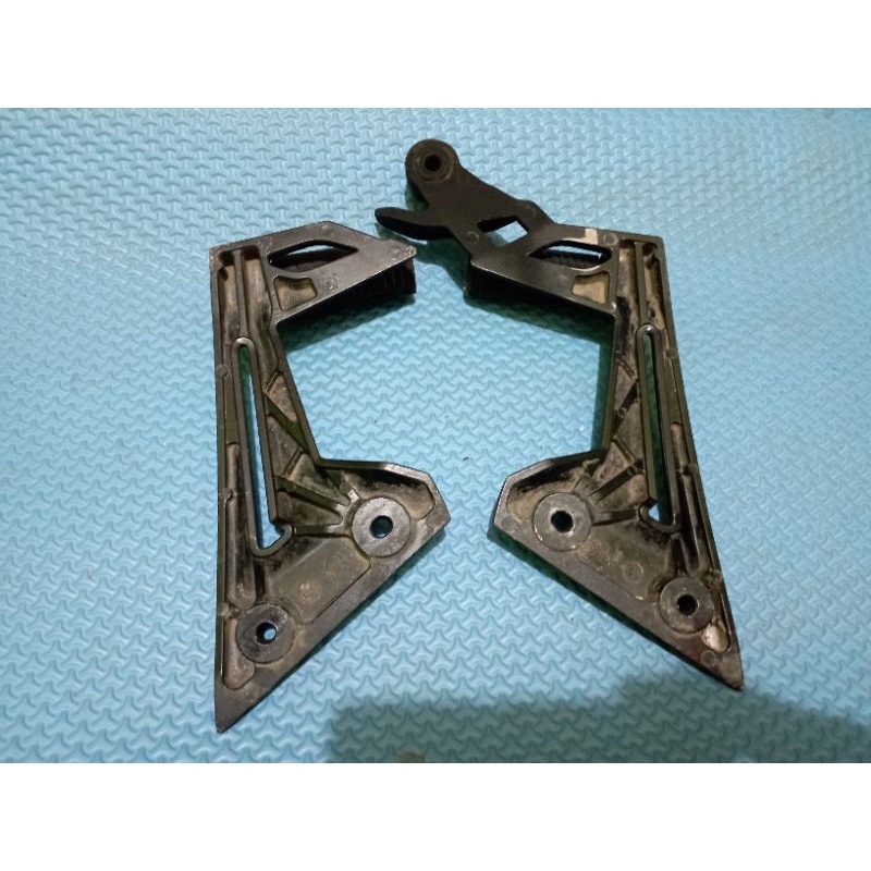 FOOT STEP BELAKANG YAMAHA MX NEW 135 DOUBEL DISC ORIGINAL 50C