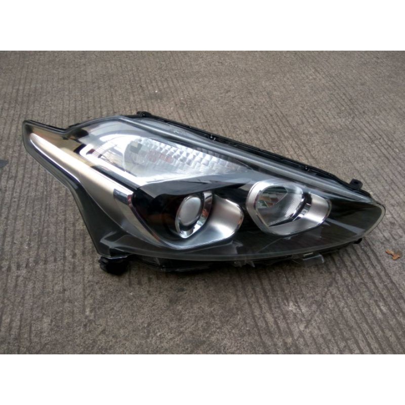 Headlamp Toyota Sienta tipe V dan G