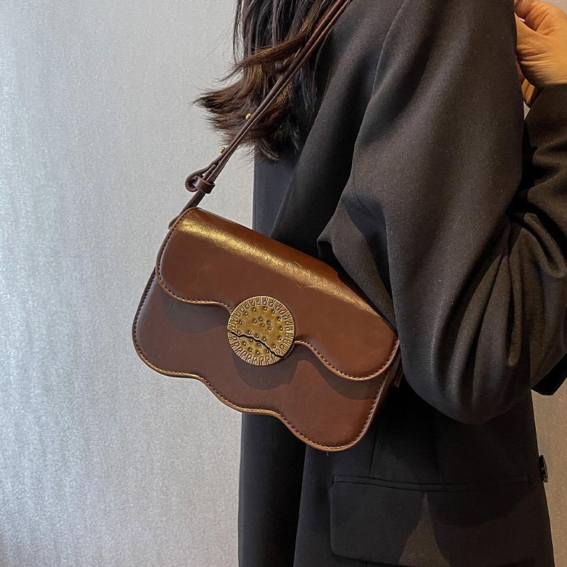 Red Niche high-end one-shoulder ketiak tas wanita musim gugur dan musim dingin 2022 gaya trendi baru all-match tekstur crossbody tas persegi kecil