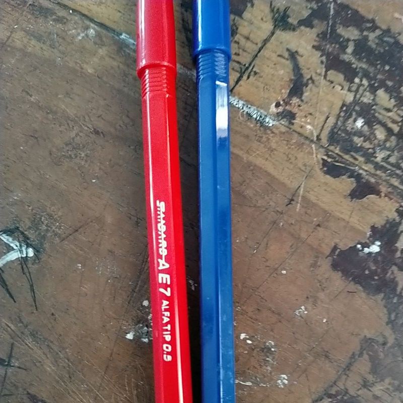 

bolpoin merah biru