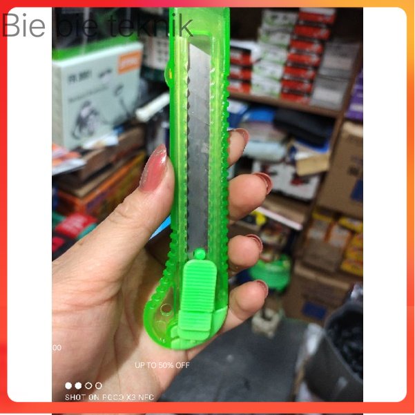 

pisau cutter (gagang plastik) pisau cuter .Bie bie teknik