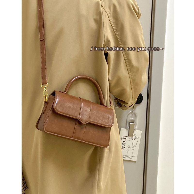 Red High-End Niche Desain Tas Wanita 2022 Baru Musim Gugur dan Musim Dingin Single Bahu Messenger Tas Retro All-Match portabel Kecil Persegi Tas