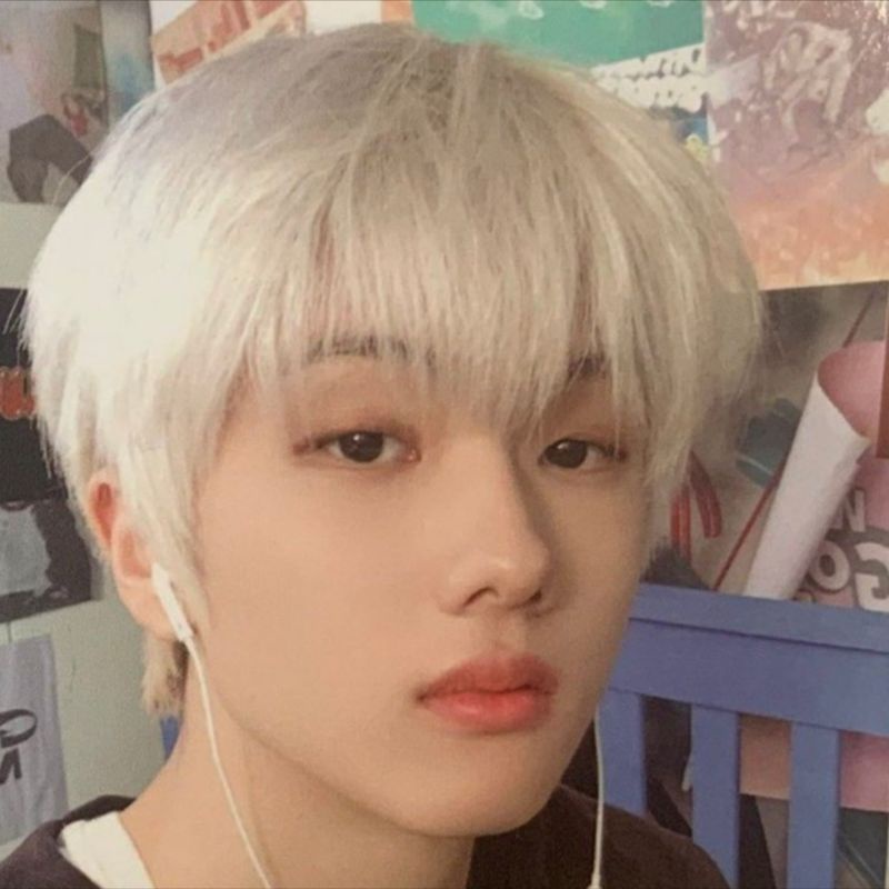 booked jisung earphone