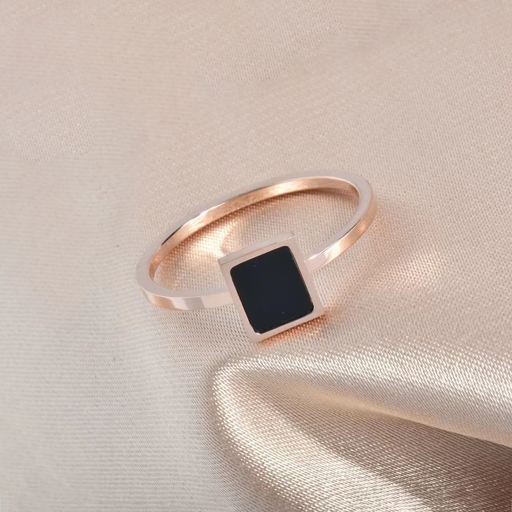 Cincin Titanium Persegi Geometris Klasik Rose Gold Dengan Cincin Wanita Jari Shell Hitam Stainless