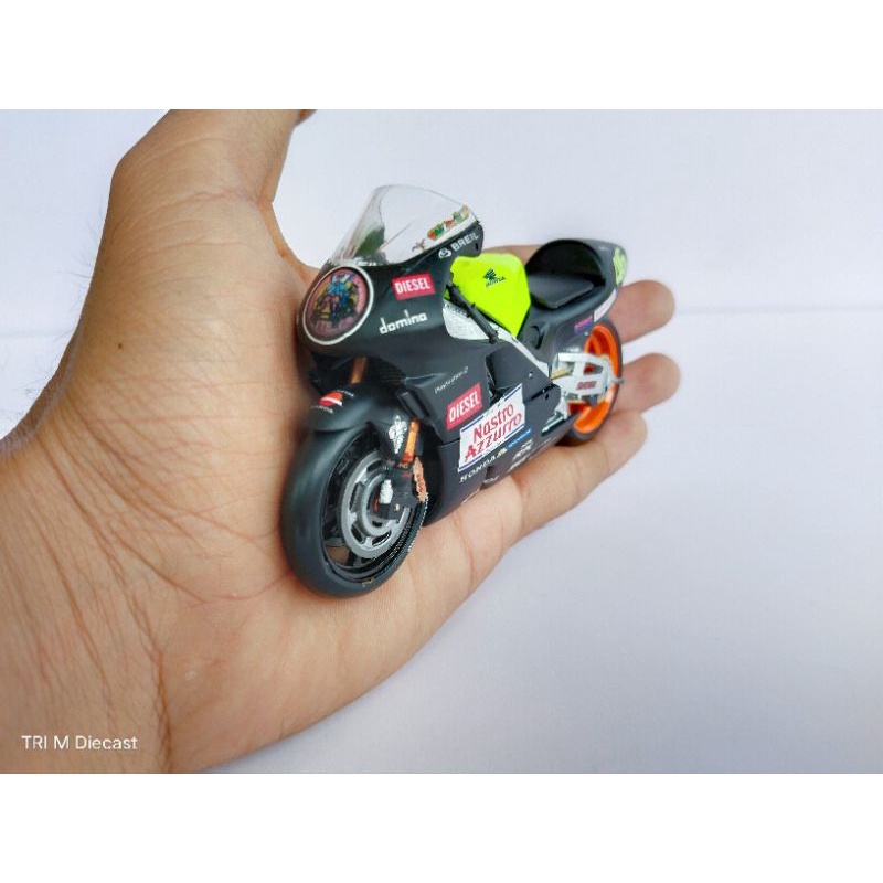 Diecast Custom Honda NSR500 Rossi Test Philip island 2000 skala 1:18