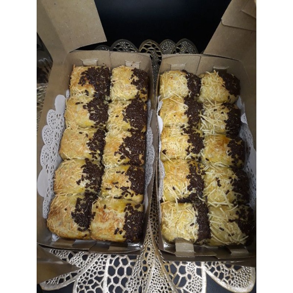 

bolen pisang isi pisang keju coklat