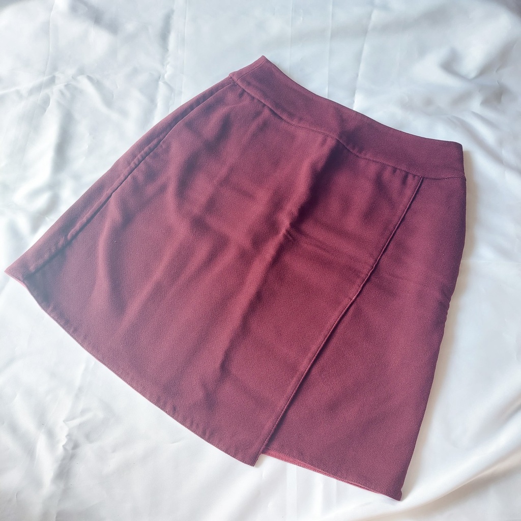 Preloved Bekas Rok Span Kerja Merah Merk UNIQLO