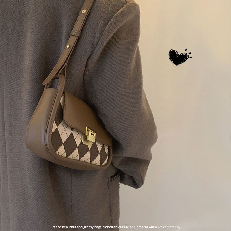 Red French niche underarm bag women 2021 new trendy fashion retro plaid saddle bag all-match in Messenger bag