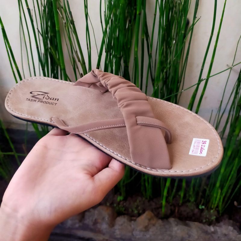 Sandal Teplek Wanita Jepit Kerut Flat Sol Karet Nonslip