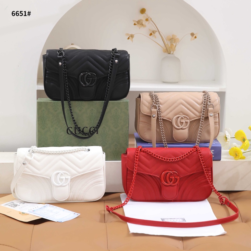 GC Medium Shoulder Bag in Leather 6651