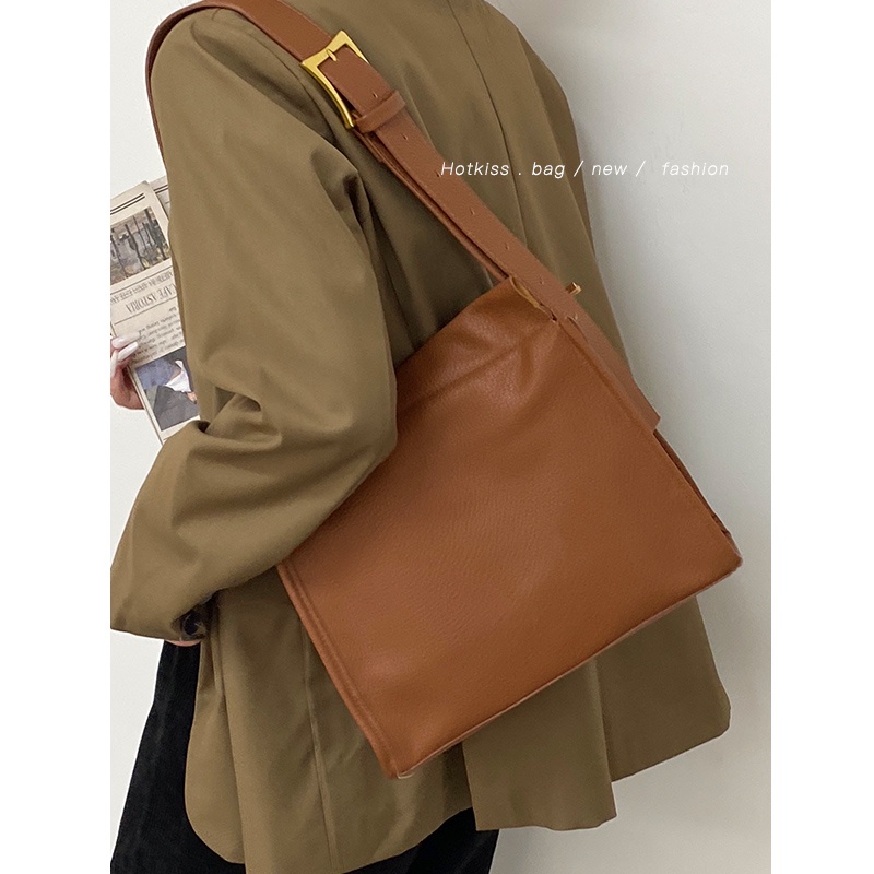 ℗Sera musim gugur dan musim dingin retro tas berkapasitas besar perempuan 2022 mahasiswa baru pergi ke kelas model eksplosif super hot one-shoulder Messenger bag