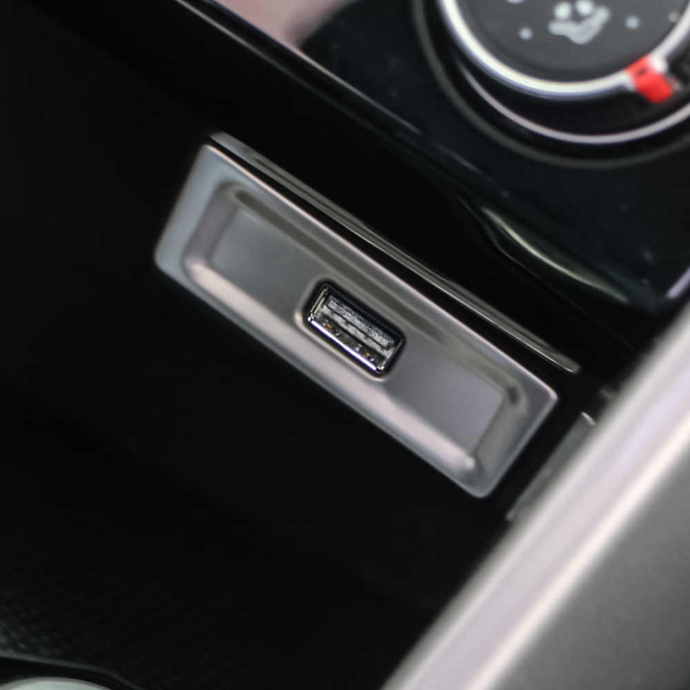 Stiker Lis Penutup Panel USB Tengah Depan Stainless Steel Untuk Aksesoris Volkswagen VW T-Roc Troc 2018-2022