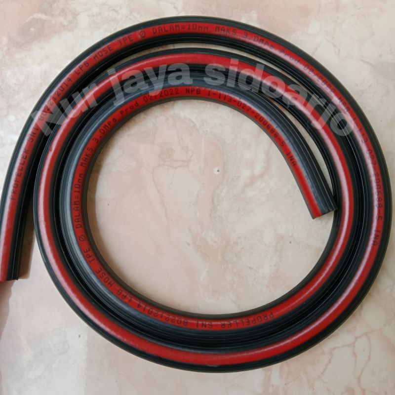 SELANG  GAS LPG PROPELLER 3 LAPIS WARNA HITAM MERAH