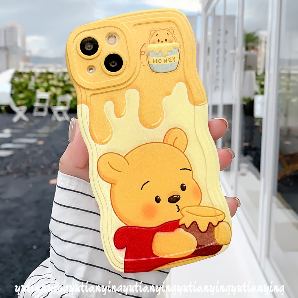 IPHONE Casing Ponsel Lotos Beruang Strawberry Pasangan Lucu Kompatibel Untuk Iphone14 13 11 12 Pro Max XR 14 6 6s 8 7 Plus X XS Max SE 2020 Kartun Winnie the Pooh Wavy Edge Soft Tpu Back Cover