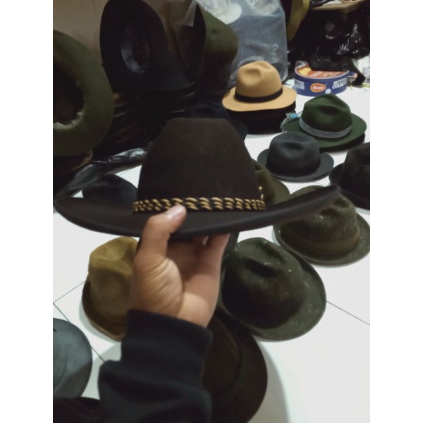 topi koboy kulit sapi