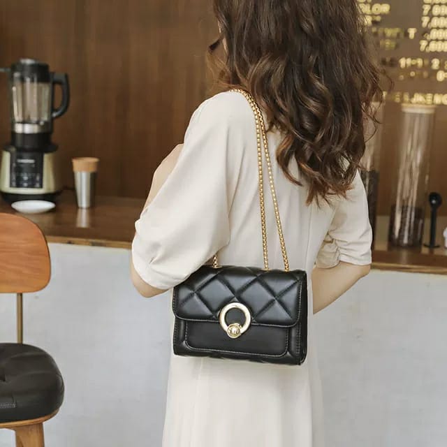 Tas Selempang Hitam Kunci Bundar Lucy Slingbag