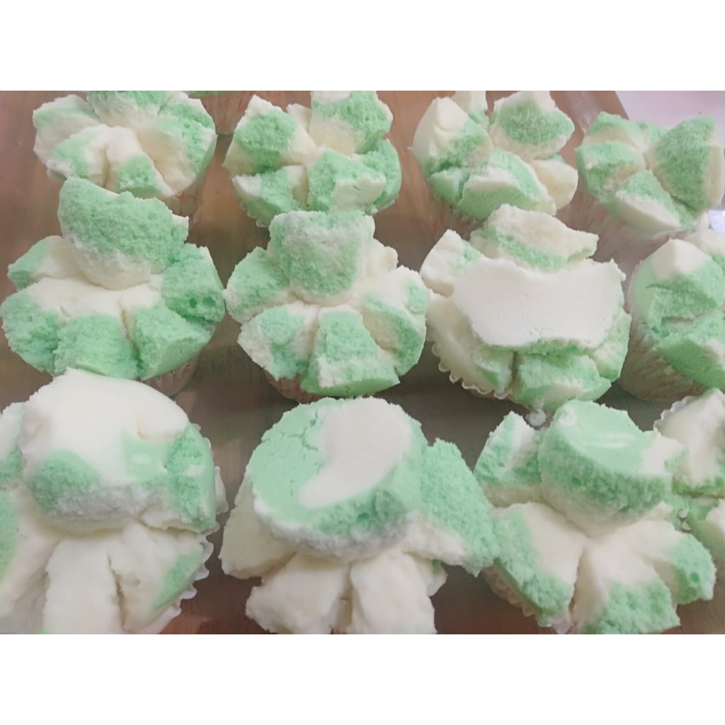 

Kue Tradisional / Kue Basah / Bolu Kukus Pandan / aromarasamart02