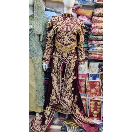 baju penganten Minang model kebaya berekor langsung.