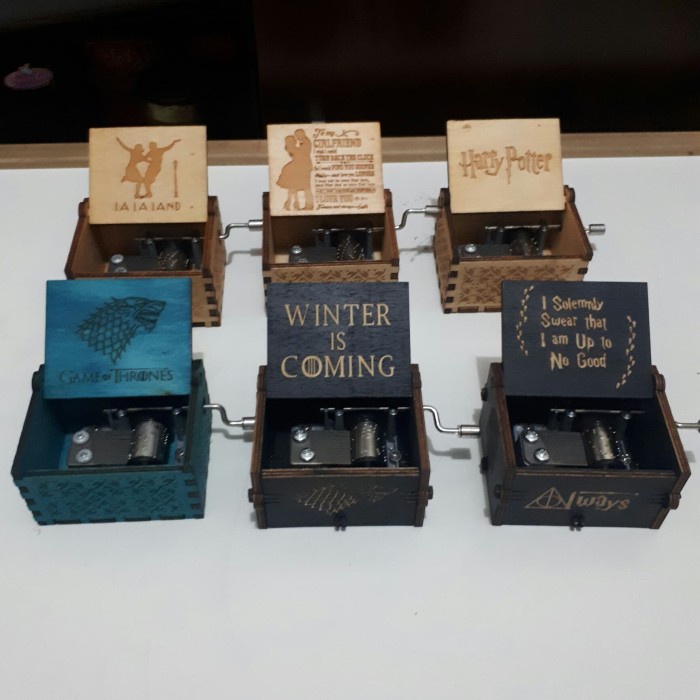 Kotak Musik Musik Box Kayu Vintage Putar Tangan
