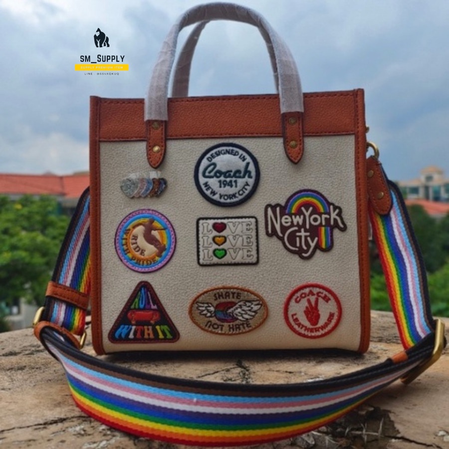 TAS COACH WANITA TOTE BAG RAINBOW BAGDE MESSENGER SIGNATURE CANVAS 138
