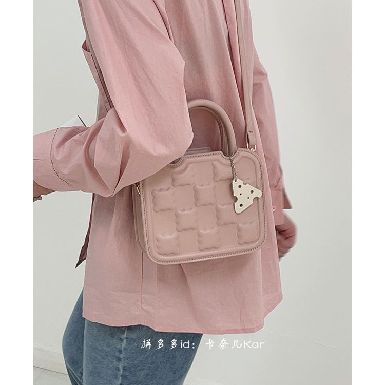 Red Musim Gugur dan Musim Dingin Populer Genggam Biskuit Tas Wanita 2023 Baru Fashion All-Match Desain Ceruk One-Shoulder messenger Tas Persegi Kecil
