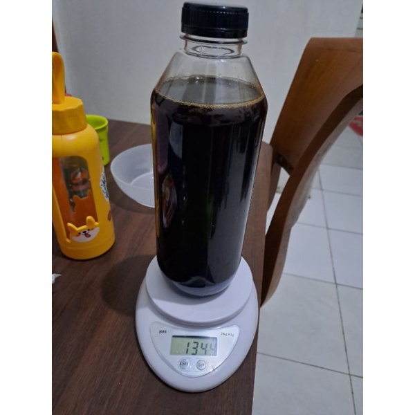 

Madu murni hutan taman nasional Zamrud, Sumatra, Riau. Ukuran 1.300 gram
