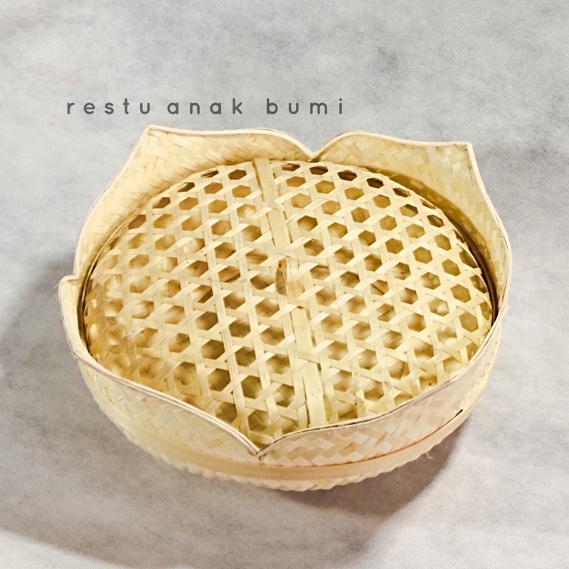 

(B008) Besek Teratai 23 cm/Hadiah/Lamaran/Parcel Lebaran/Natal/Acara/Catering/Hampers/Hantaran/Makanan/Minuman/Keranjang Buah/Souvenir/Wadah Serbaguna/Basket/Craft/Fruit Box/Sembako/Teh/Gula/Beras/Telur/Seserahan/Kado/Gift