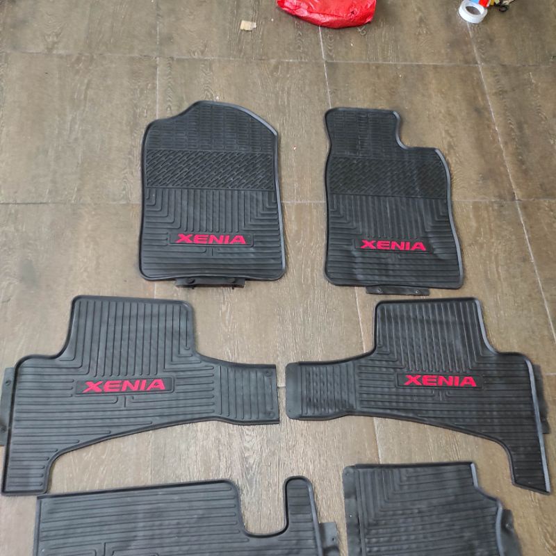 karpet full set karet mobil daihatsu all new xenia 2012 sampai 2021 hitam logo merah 2020 2019 2018 2017 2016 2015 2014 2013