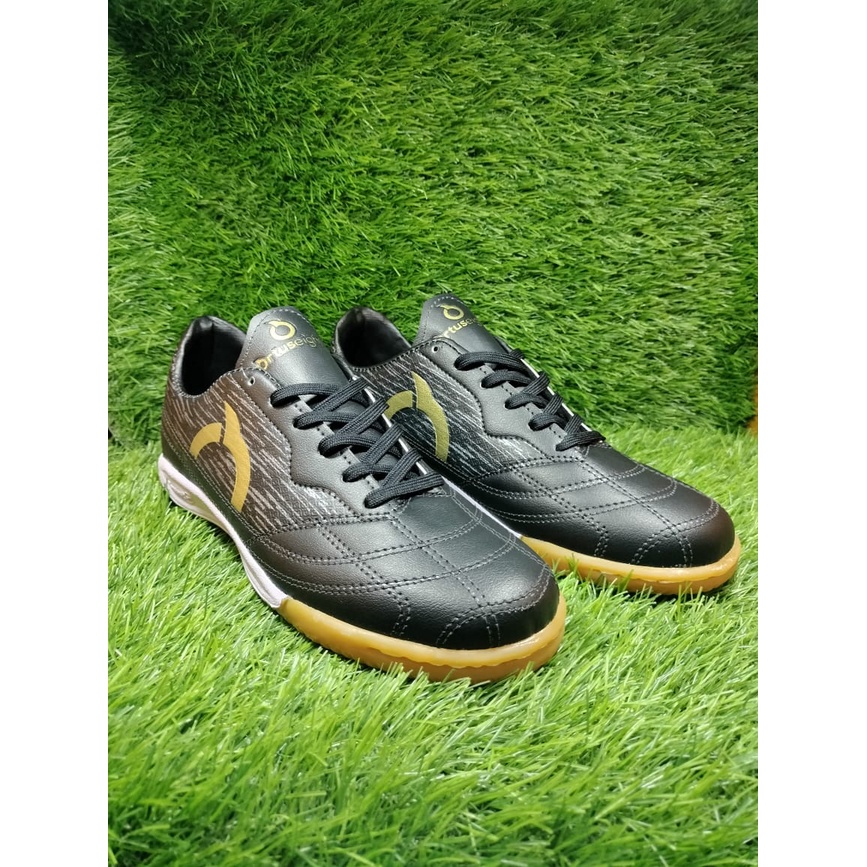 SEPATU FUTSAL ORTUSEIGHT JOGOSALA HITAM MOTIF GOLD