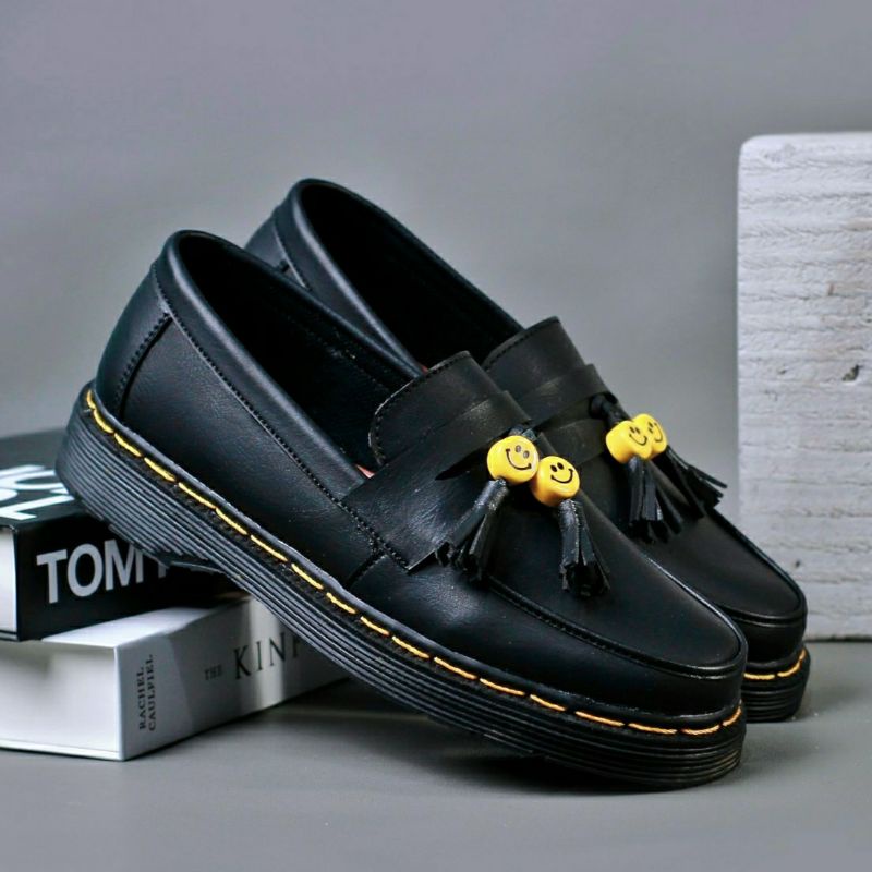 SMILE Sepatu Casual Pria Loafers Docmart Emoticon Smile Keren