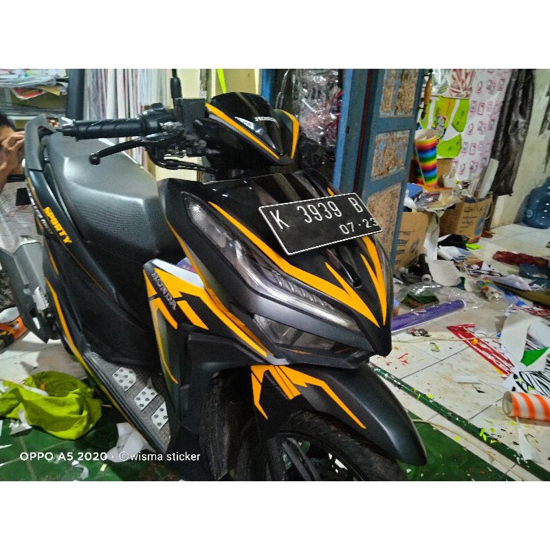 Stiker V (bawah plat nomor) Vario 125 & 150 / Stiker Depan Vario