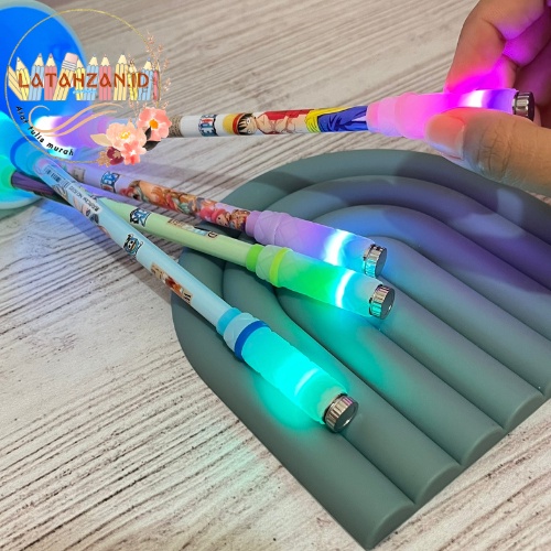 

Pulpen Gel Putar Magnet Led Motif Kartun Bajak Laut Lucu Bisa Cod