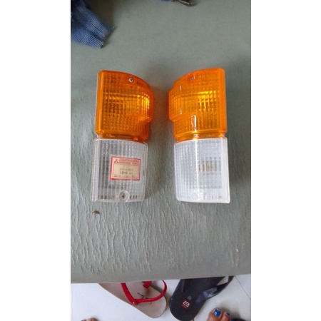 lampu sein original punya L300 bensin komplit. kanan original, kiri rumah ORI mika nya jepang