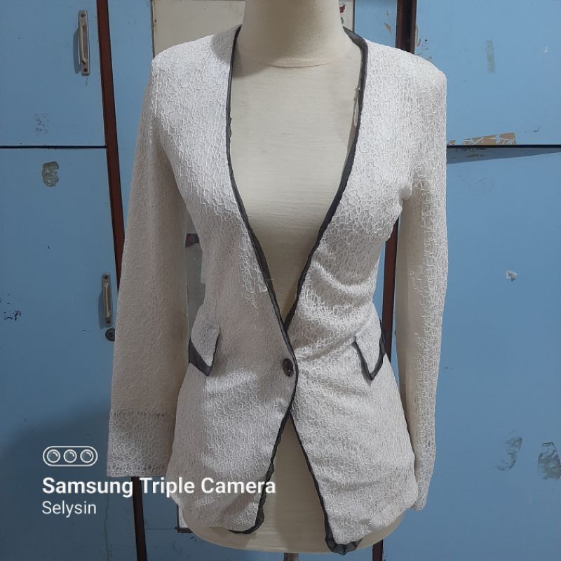 blazer brokat putih