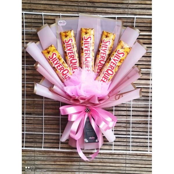 

Buket Coklat Silverqueen Besar / Coklat Silverqueen / Silverqueen/Buket Bunga/Buket Silverqueen Kecil