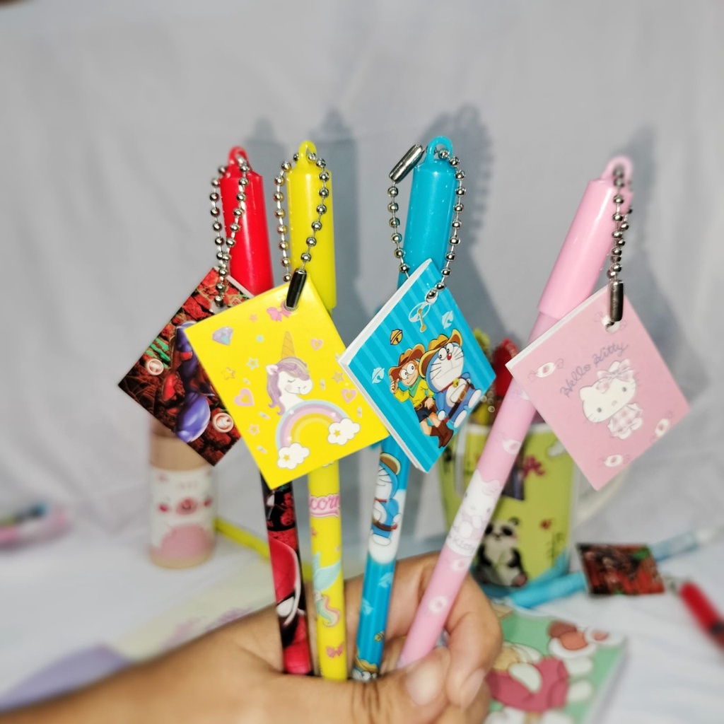 PULPEN GANTUNGAN BUKU KARAKTER SUPER CUTE READY 4 MODEL  HARGA SPESIAL PEN GANTUNGAN BUKU TINTA GEL HITAM ALAT TULIS FANCY BEST QUALITY STATIONARY LENGKAP BISA GROSIR DAN COD